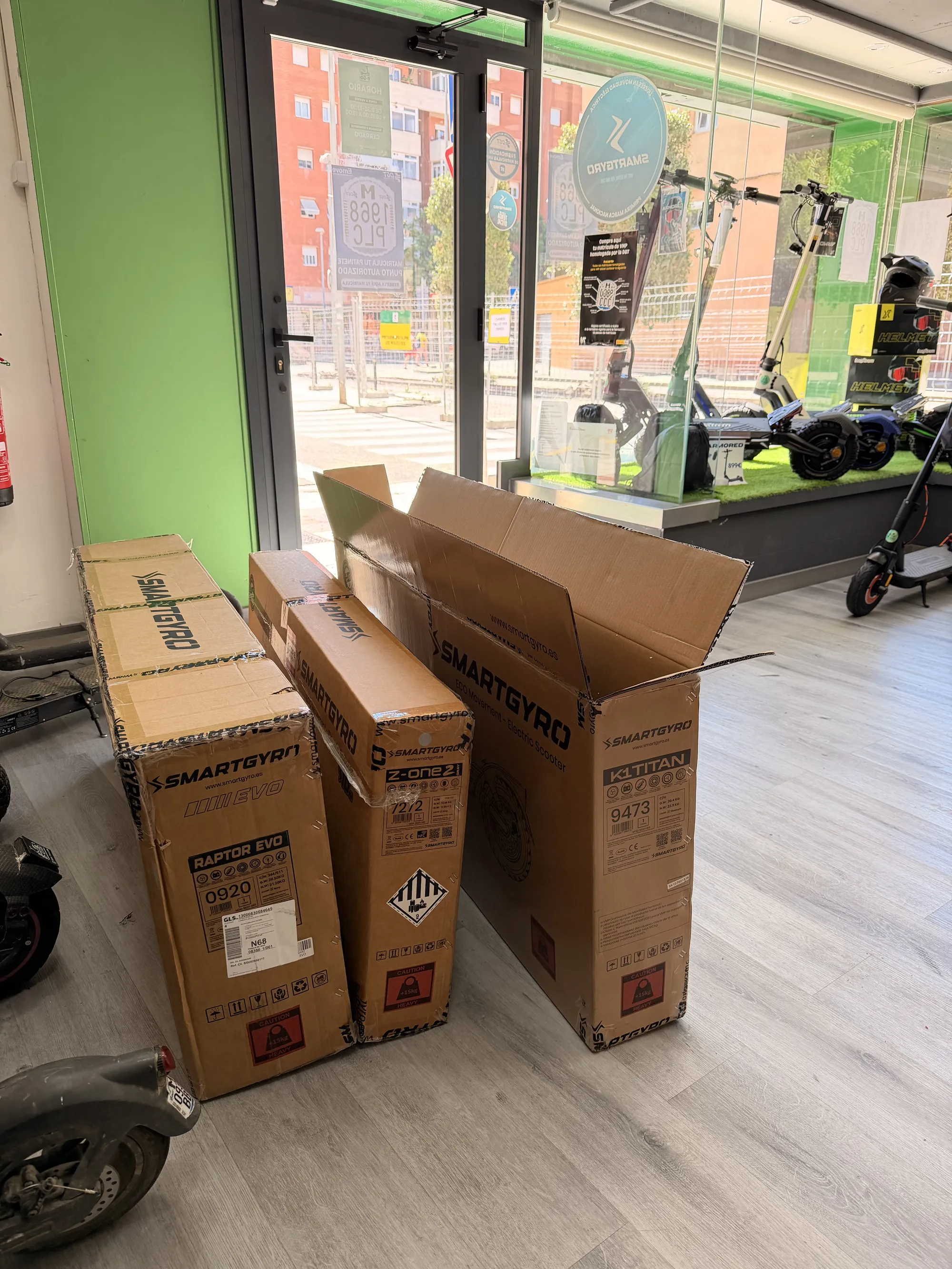 Patinets SmartGyro embalats a la botiga E-GO! a punt per enviar