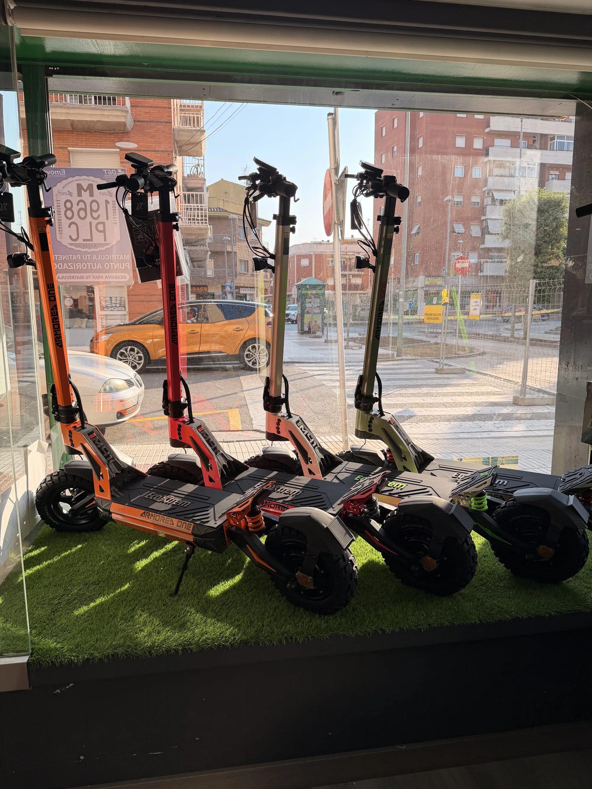 Aparador d'E-GO! amb patinets EcoXtrem